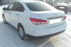 белая Альмера сзади