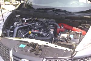 открытый капот на Ниссане 