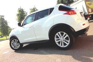 белый Ниссан Жук сбоку