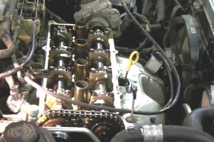 мотор Ниссан Ноут без клапанной крышки