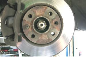 ступица с тормозным диском на Ниссане