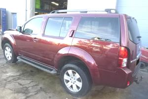 красный Ниссан Патфайндер