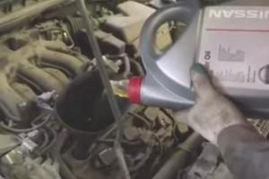 залив моторного масла Ниссан