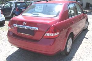 красный Ниссан Тиида седан