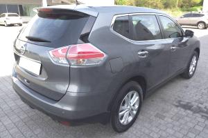 серый Х-Трейл сзади на улице