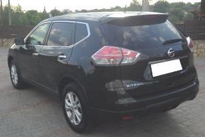 черный Х-Трейл на улице сзади